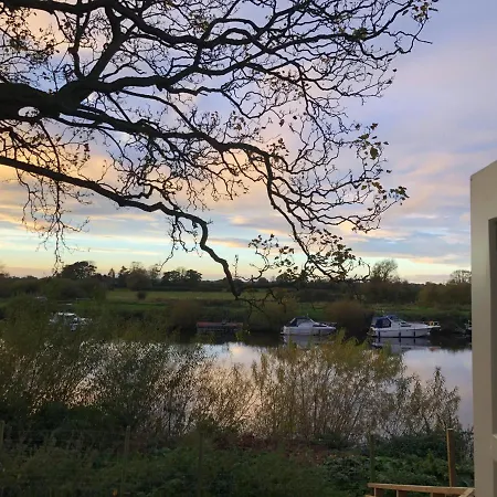Holiday home The Hut By The River York