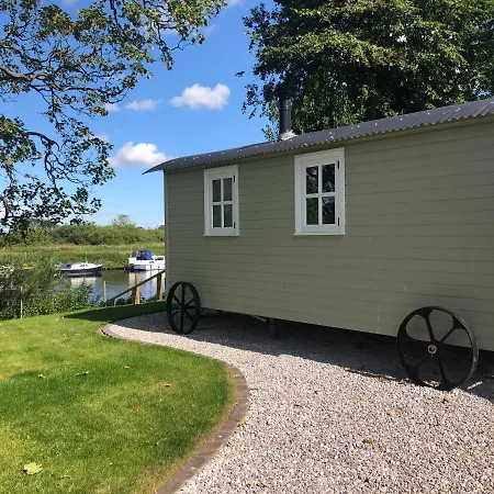 The Hut By The River Holiday home