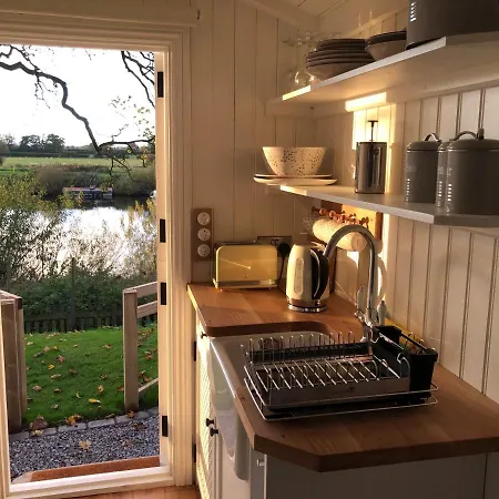 The Hut By The River Holiday home