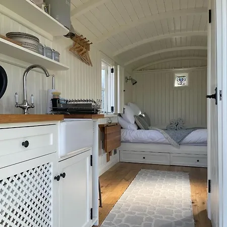 The Hut By The River Holiday home *