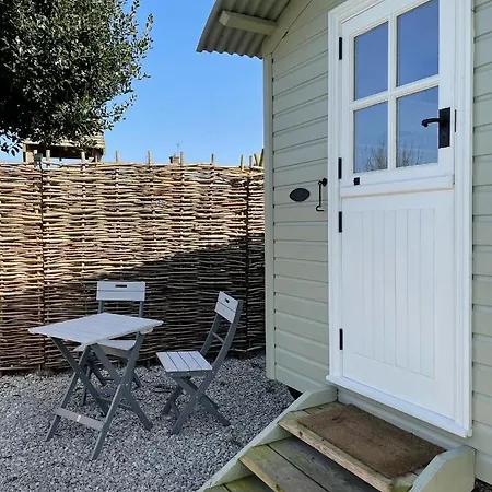 The Hut By The River Holiday home *
