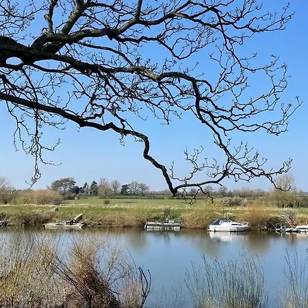 Holiday home The Hut By The River