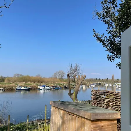 Holiday home The Hut By The River York